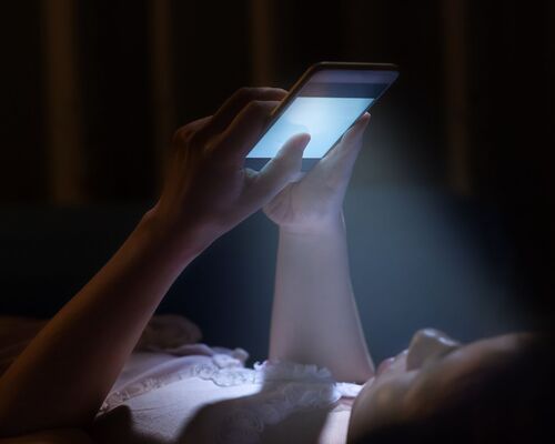 mobile-phone-before-bedtime