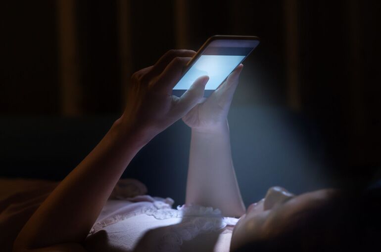 mobile-phone-before-bedtime